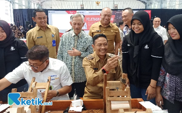 Tingkatkan Produktivitas, Diskopindag Kota Malang Beri Pelatihan Melinting Rokok