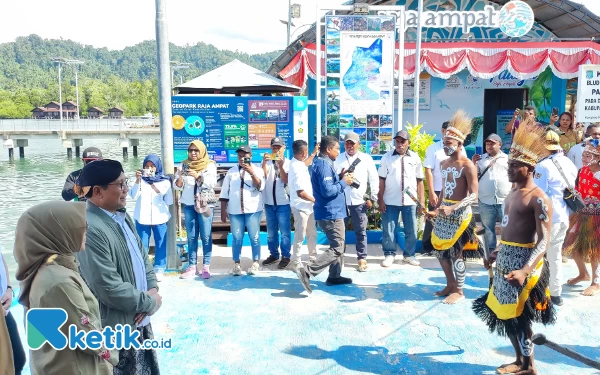 Thumbnail Menteri Desa, Pembangunan Daerah Tertinggal dan Transmigrasi, Abdul Halim Iskandar melakukan kunjungan kerja di Kabupaten Raja Ampat, Papua Barat Daya, Selasa (14/11/2023). Kedatangan Menteri yang akrab disapa Gus Halim itu disambut dengan prosesi adat oleh masyarakat adat setempat. Foto:(Abhie/Ketik.co.id)