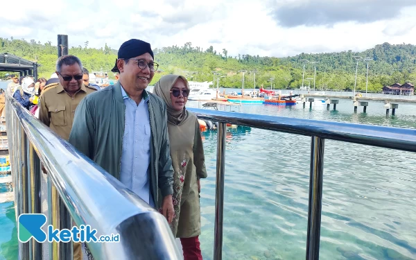 Thumbnail Menteri Desa, Pembangunan Daerah Tertinggal dan Transmigrasi, Abdul Halim Iskandar bersama rombongan kementerian menggunakan Speed Boat dari Pelabuhan Marina Kota Sorong dan tiba di Pelabuhan Falaya Kota Waisai, Raja Ampat, Selasa (14/11)  sekira Pukul 9.15 WIT. Foto:(Abhie/Ketik.co.id)