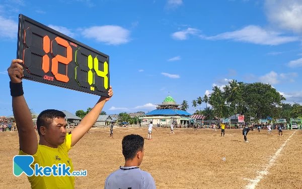 Thumbnail Pertama di Dunia, Desa Sambiki di Halmahera Selatan Punya Lapangan Sepak Bola Beralas Logam Mulia