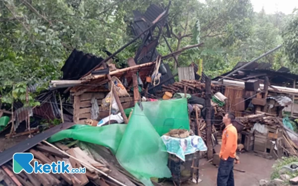 Thumbnail Puting Beliung Hantam 4 Rumah Warga , Tenda Pelaminan Ikutan Roboh