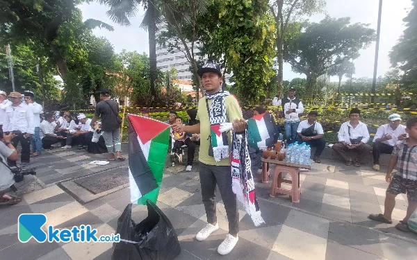 Thumbnail Berita - Penjual Atribut Raup Untung di Tengah Unjuk Rasa Bela Palestina