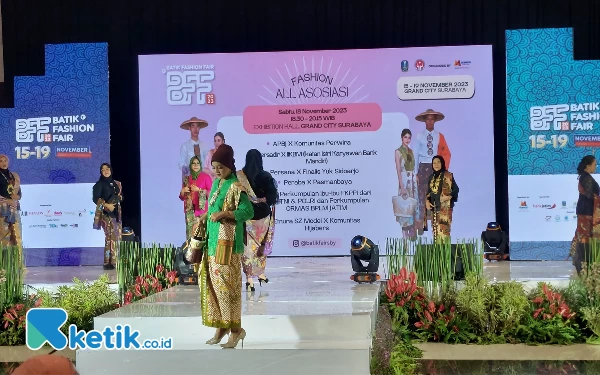 Thumbnail Berita - Lestarikan Wastra Nusantara, BFF 2023 Gelar Fashion Show Warna-Warni Nusantara