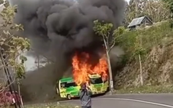 Thumbnail Berita - Dugaan Penyebab Kebakaran Mobil Elf Rombongan Wisatawan Asal Ponorogo di Jalur Plaosan Usai Liburan di Telaga Sarangan