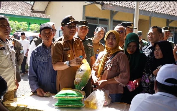 Thumbnail Emak-Emak Serbu Operasi Pasar Murah Pemprov Jatim di Tamanan Bondowoso