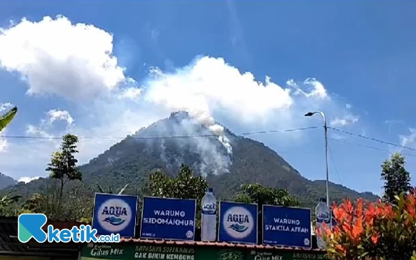 Thumbnail 55 Petugas Diterjunkan untuk Padamkan Kebakaran Lereng Gunung Panderman