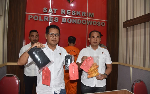 Thumbnail Polres Bondowoso Tangkap Pria Berpura-pura Jadi Kiai yang Bisa Gandakan Uang