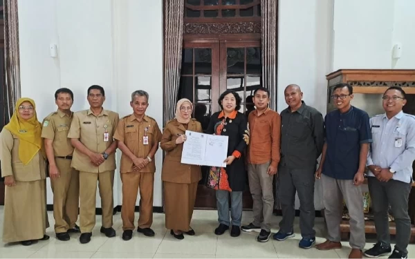 Thumbnail Pj Bupati Serahkan Dana Pemilu Rp 51 Milyar ke KPU Lumajang