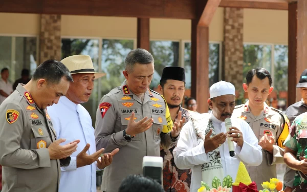 Thumbnail Sinergi Jaga Kondusivitas Jelang Pemilu, Kapolda Jatim Silaturahmi ke Tokoh Jember