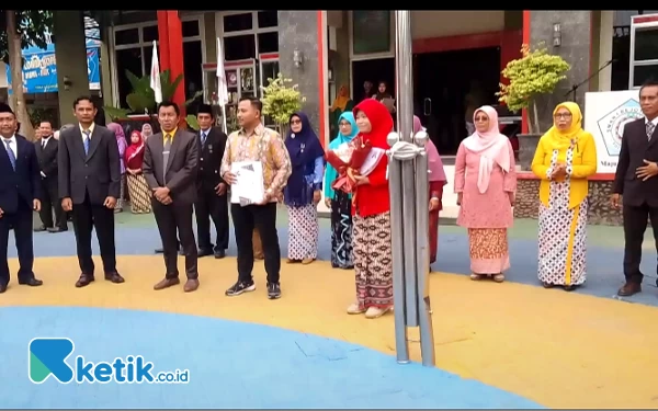 Thumbnail Sebelas Guru SMKN 1 Rejotangan Raih Penghargaan di Peringatan Hari Guru Nasional