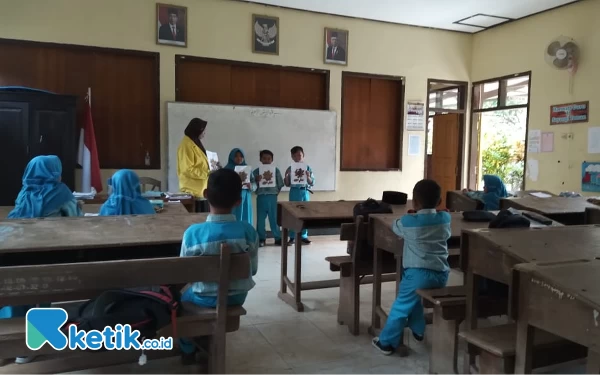 Thumbnail Berita - Kisah Guru Honorer di Pacitan Sering Ngutang, Gaji Tak Cukup Buat Beli Bensin