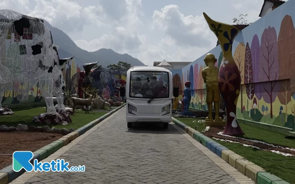 Thumbnail Dengan menaiki mobil electrik, pengunjung berkeliling Drive Thru Park. (Foto: Sholeh/ketik.co.id)