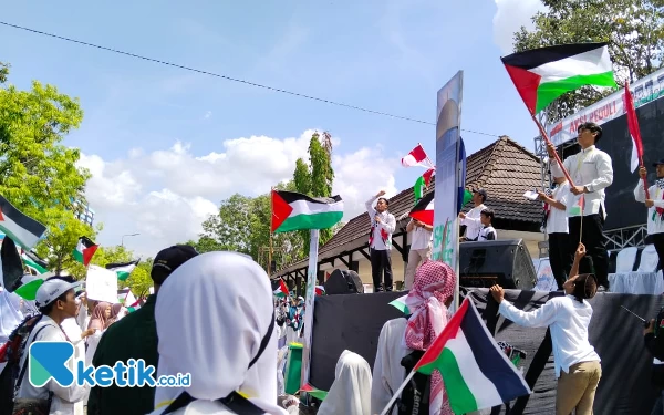 Thumbnail Ribuan Warga Pacitan Ikuti Aksi Peduli Palestina, Kumpulkan Donasi Ratusan Juta