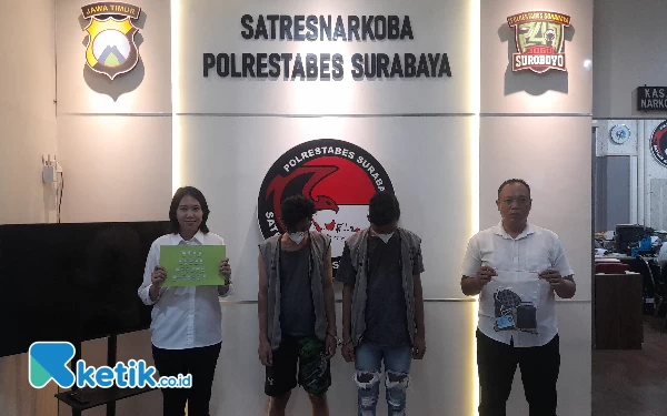 Thumbnail Satresnarkoba Polrestabes Surabaya Tangkap  2 Tukang Parkir Nyambi Jual Narkoba