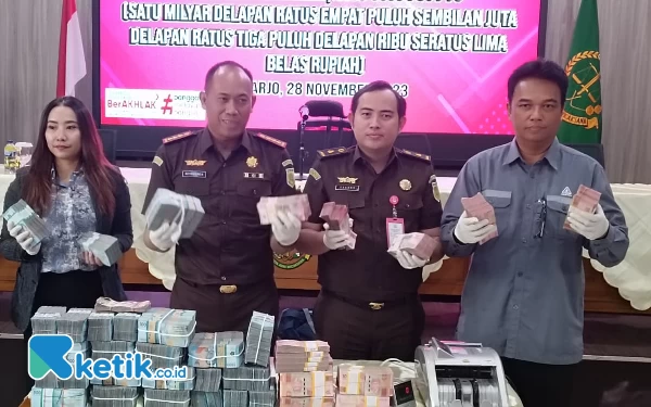 Thumbnail Kejari Sidoarjo Sita Uang Tunai Rp 1,8 Miliar dalam Dugaan Perkara Korupsi Perumda Delta Tirta