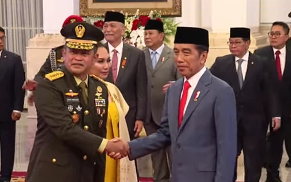 Thumbnail Presiden Jokowi menyalami Maruli Simanjuntak usai melantiknya sebagai Kepala Staf Angkatan Darat (KSAD) di Istana Negara (29/11/2023). (Foto: Youtube Sekretariat Kabinet)