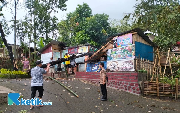 Thumbnail Berita - Hujan Disertai Angin Kencang Sebabkan Belasan Rumah dan Tirta Agung Bondowoso Porak Poranda