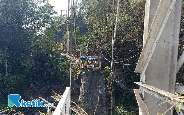 Thumbnail Jembatan Lembayung Masih  Perbaikan, Siswa Tetap Gunakan Fasilitas Antar-Jemput