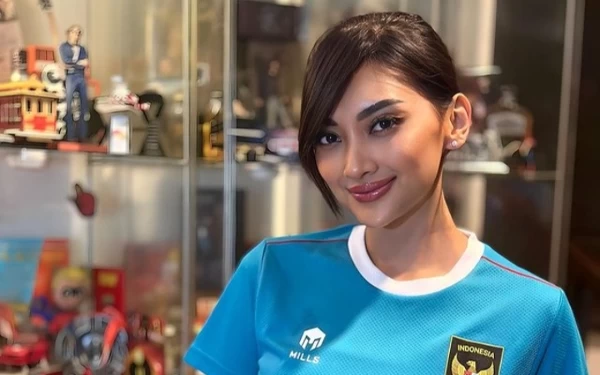 Thumbnail Adinda Cresheilla, Puteri Indonesia Pariwisata 2022 Bangga Kenakan Jersey Timnas