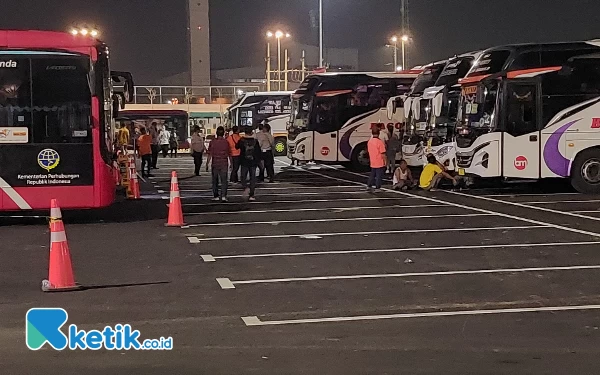 Thumbnail Panitia menyediakan shuttle bus untuk penonton agar tidak terjadi penumpukan kendaraan pribadi di area stadion GBT (13/11/2023). (Foto: Husni Habib/Ketik.co.id)