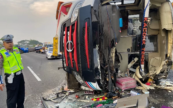 Thumbnail Berita - Ugal-ugalan di Tol Sidoarjo-Porong, Bus Tentrem Terguling di KM 761+400