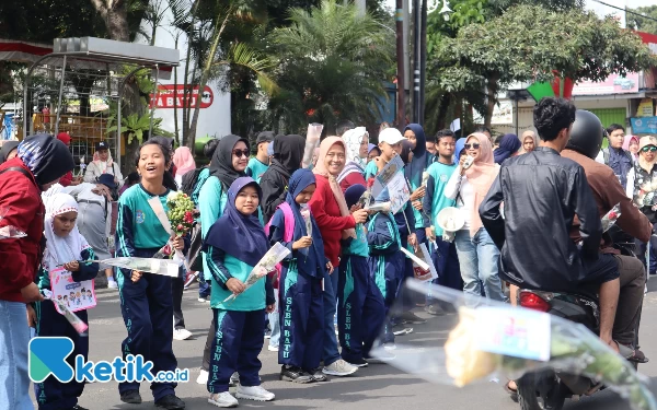 Thumbnail Puluhan Anak Disabilitas Bagikan Bunga di Alun-alun Alun Kota Batu