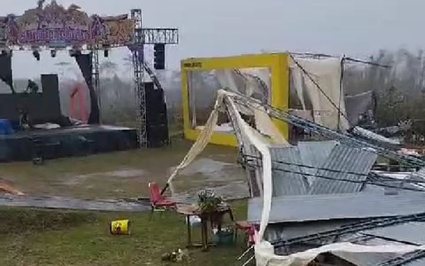 Thumbnail Berita - Angin Kencang Robohkan Terop Venue Pesta Rakyat di Kota Batu