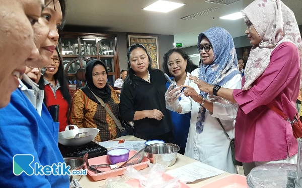 Thumbnail Tunjang Perekonomian, Anggota DPRD Jatim Ini Ajak Emak-Emak Memasak Makanan Cepat Saji