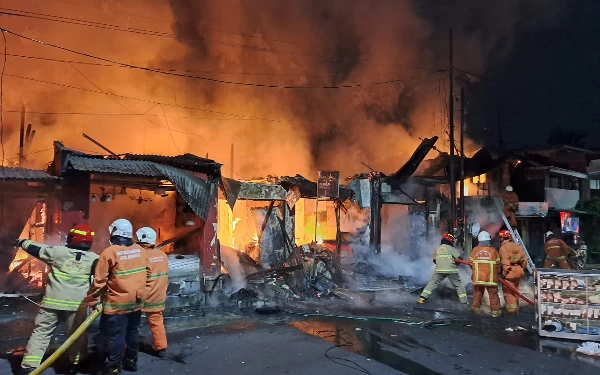 Thumbnail Si Jago Merah Mengamuk, 5 Ruko di Surabaya Hangus Terbakar