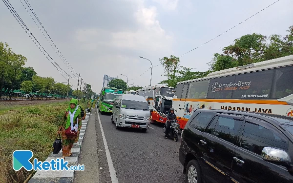 Thumbnail Berita - Wow! Parkir Bus Temu Muslimat NU Se-Indonesia Mengular hingga 7 KM