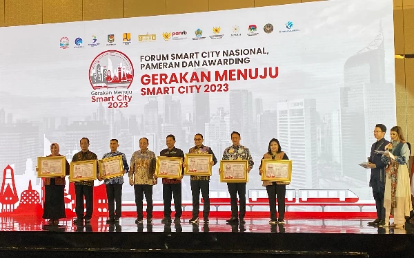 Thumbnail Berita - Di Bawah Kepemimpinan Eri Cahyadi, Surabaya Raih Penghargaan Smart Government dan Smart Environment