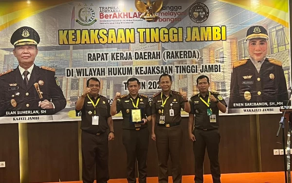 Thumbnail Berita - Pertama! Kejari Sungai Penuh Raih Juara Umum Kejaksaan Negeri Paling Berprestasi 2023 se-Jambi