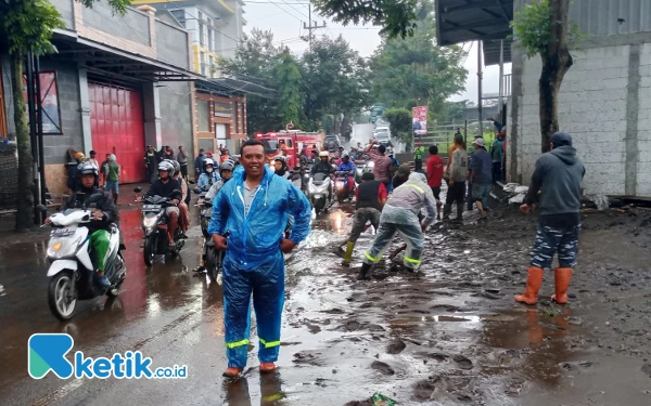 Thumbnail Berita - Rumah Warga di Kota Batu Terendam Lumpur Akibat Banjir Bandang