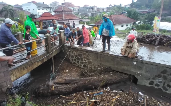 Thumbnail Banjir Bandang di Bumiaji Kota Batu Akibat Luapan Air Sungai Paron