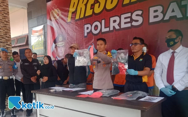 Thumbnail Gerebek Pesta Sabu di Villa, Polres Batu Temukan Setengah Kilogram Sabu