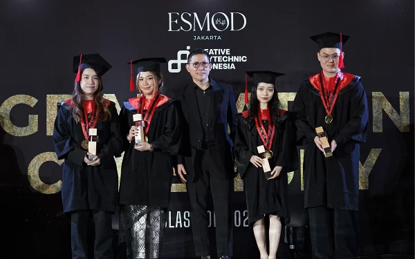 Thumbnail Berita - Gelar Graduation Day Class of 2023, ESMOD Jakarta Berikan Penghargaan Kepada Mahasiswanya