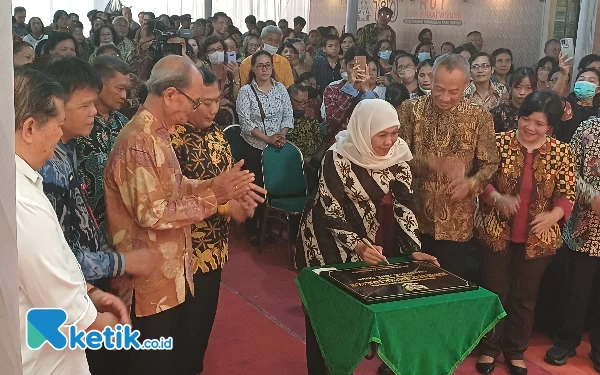 Thumbnail Resmikan Monumen Tiga Pilar Baptisan Pertama GKJW Wiyung, Gubernur Khofifah: Ini Bentuk Simbol Kerukunan Beragama