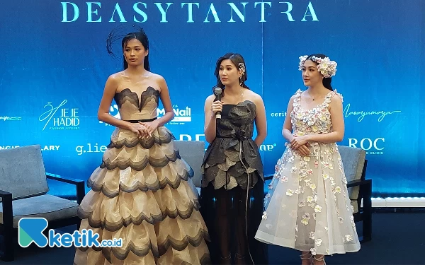 Thumbnail Peringati 5 Tahun Berkarya, Deasy Tantra Gelar Fashion Show Tunggal Perjalanan Kariernya