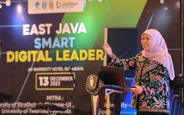 Thumbnail Berita - Gubernur Khofifah Sematkan Lencana Smart Digital Leader Bagi Peserta Digital Leadership Academy