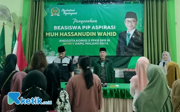 Thumbnail Berita - Hasanuddin Wahid Serahkan 2.500 SK Beasiswa PIP untuk Warga Sukun Kota Malang