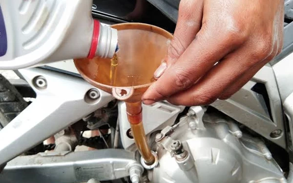 Thumbnail Ganti Oli Motor, Perhatikan Angka pada Botol Agar Tarikan Tidak Berat