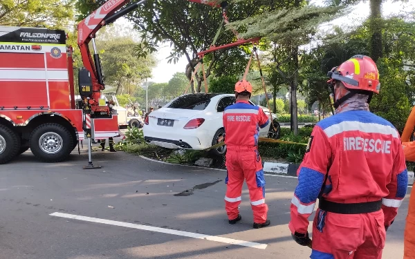 Mengantuk, Mercedes Benz Tabrak Hingga Naik ke Taman, Pemilik Mobil Kabur