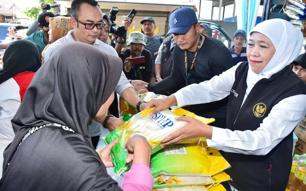 Thumbnail Berita - Gelar Pasar Murah di Situbondo, Gubernur Jatim Pastikan Stok Beras dan Sembako Aman