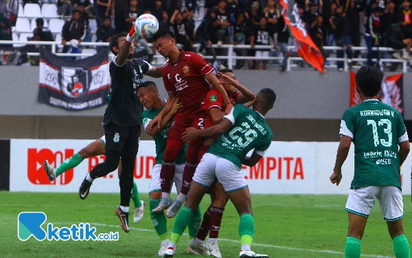 Thumbnail Kiper PSMS Medan berusaha berebut bola atas dengan pemain Sriwijaya FC dalam laga Liga 2 Indonesia di Stadion Gelora Sriwijaya Jakabaring Palembang, Minggu (17/12/2023). Sriwijaya FC ditahan imbang 2-2 oleh PSMS Medan dan menjadi pukulan buat Sriwijaya FC dikarenakan tidak lolos ke liga 1 atas kekalahan tersebut. Wahyu Rahmanto