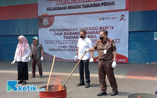 Thumbnail Kejari Tanjung Perak Musnahkan 21,6 Kilogram Sabu dan 2,4 Juta Butir Pil Koplo