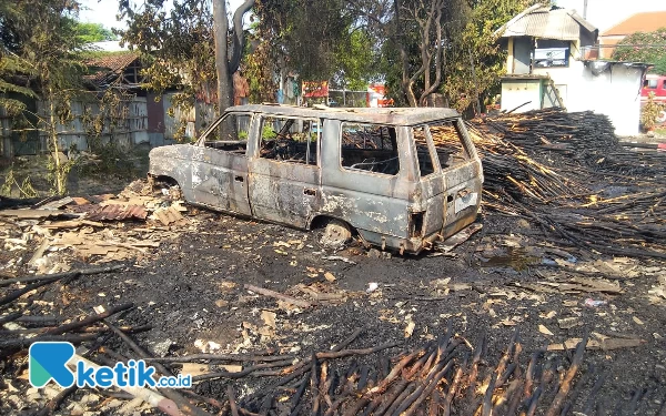 Thumbnail Kebakaran Hebat Hanguskan Sebuah Mobil dan Toko Bangunan di Sidoarjo