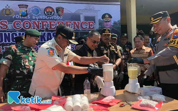 Thumbnail Berita - Bersama Jajaran Forkopimda, Polres Bondowoso Musnahkan Ribuan Botol Miras, Knalpot Brong dan Pil Logo Y