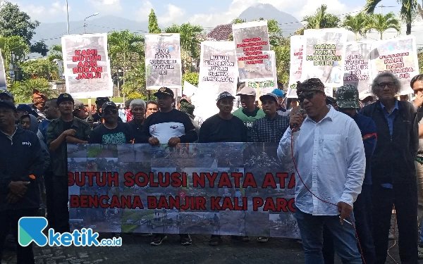 Thumbnail Ratusan Warga Bumiaji Gruduk DPRD Kota Batu, Tuntut Solusi Banjir