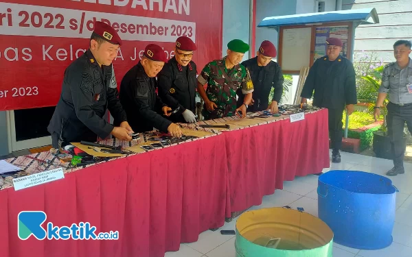 Petugas Lapas Jember Musnahkan Ratusan Handphone dan Sajam, Hasil Penggeledahan Sepanjang 2023