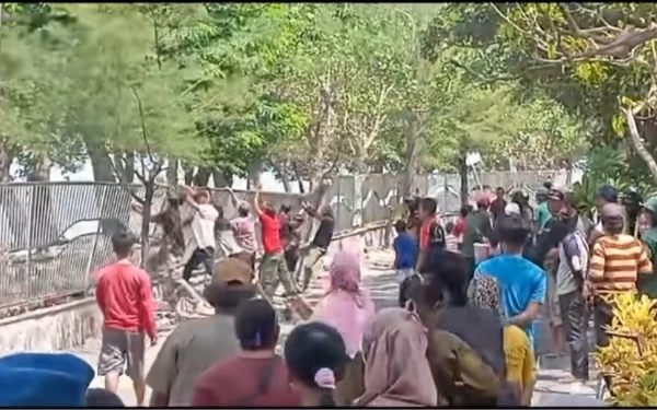 Thumbnail Berita - PKL Pantai Kenjeran Rusak Pagar Hingga Blokade Jalan, Ini Komentar Warganet